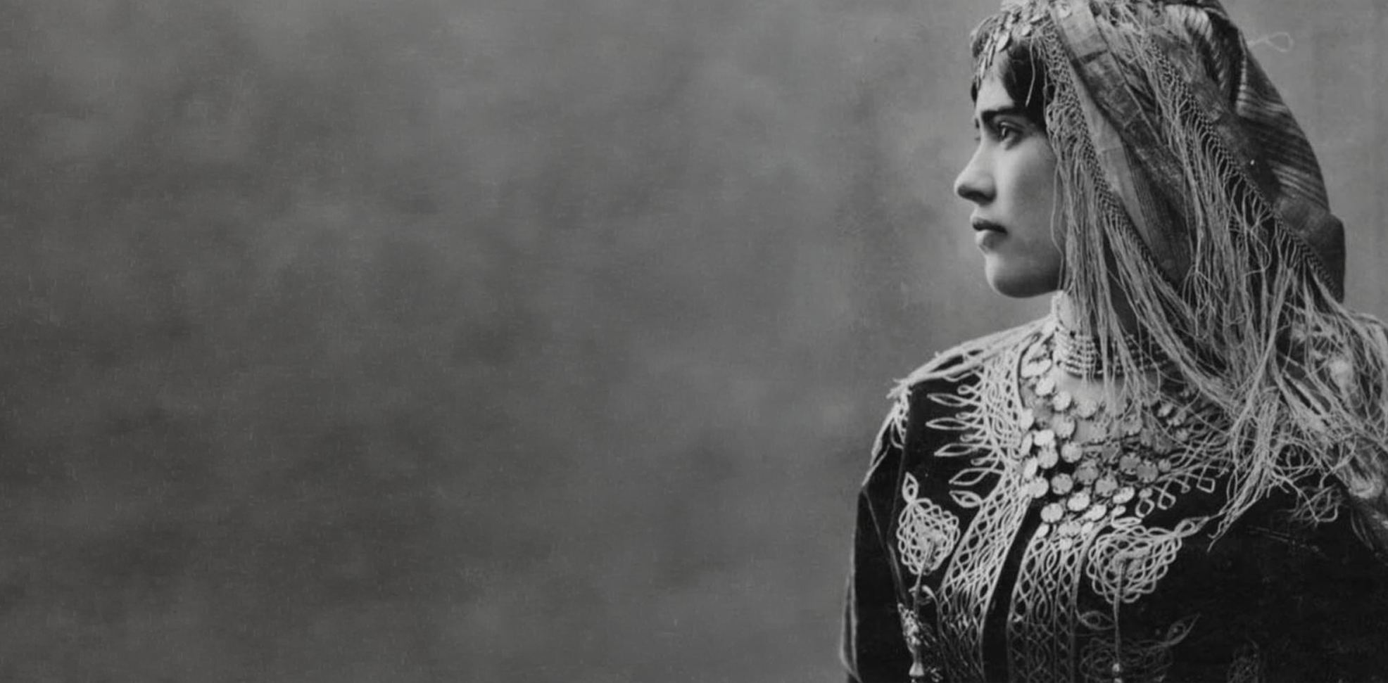 Geleneksel kıyafetler içinde zarif portre